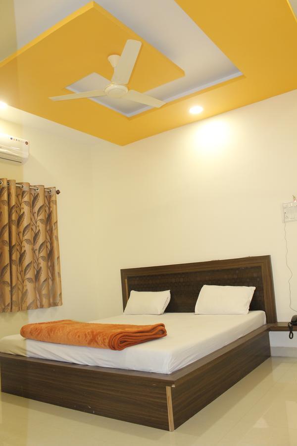 Hotel Radhika Inn Trimbak Exterior photo